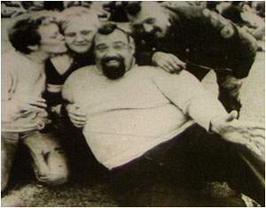 Festival disc jockey Buttercup (second right) is flanked by admirers. From left: Jackie, ‘Toyah’ and hard-working roadies ‘Titch’.